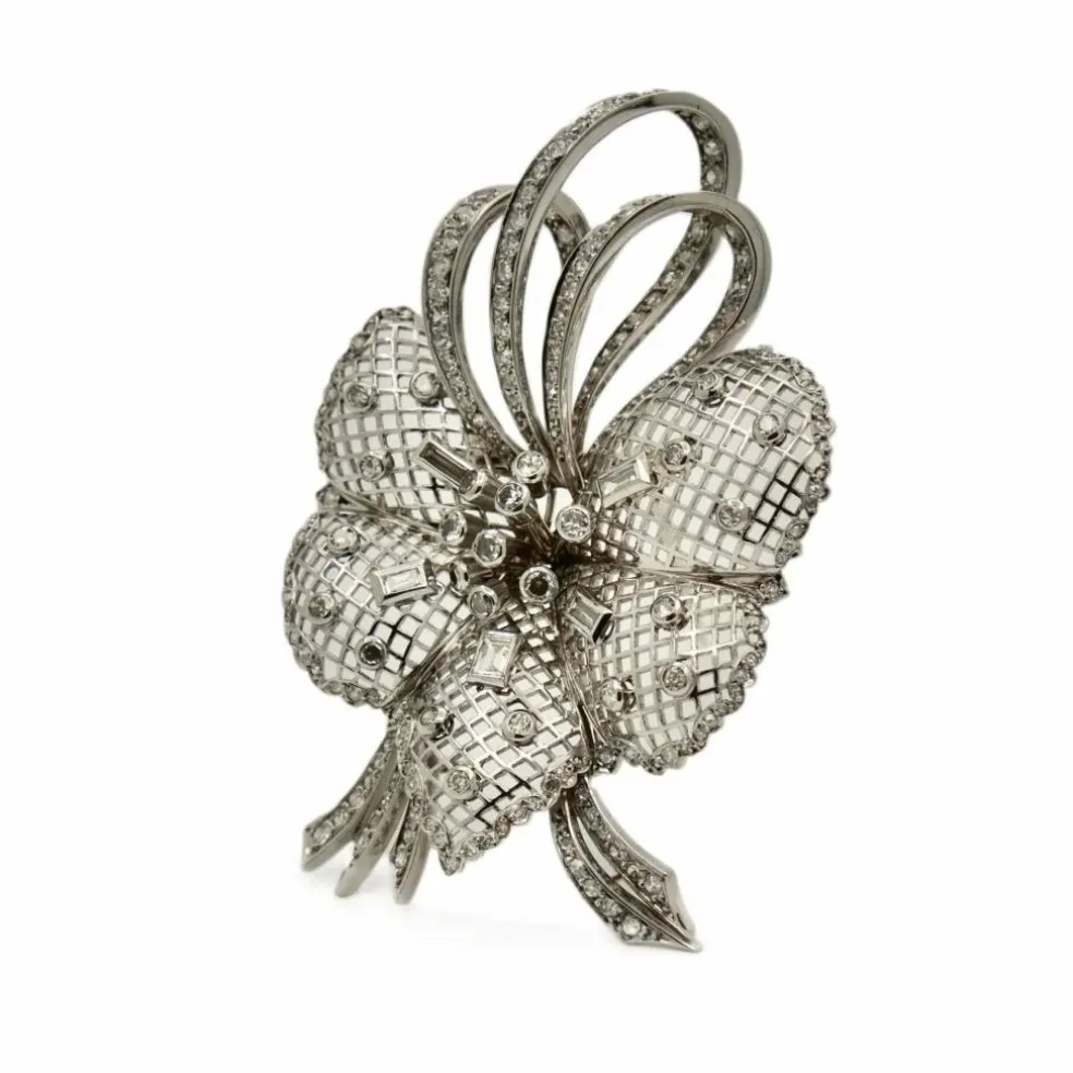 Broche or blanc fleur dentelée