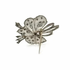 Broche or blanc fleur dentelée