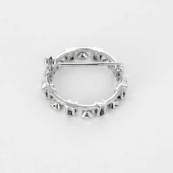 Broche or gris, pierre blanches et saphirs