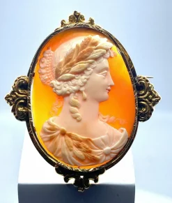 Broche or jaune camée coquille vers 1850