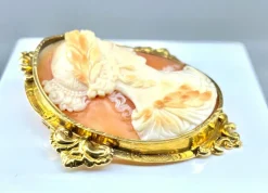 Broche or jaune camée coquille vers 1850