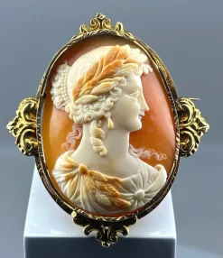 Broche or jaune camée coquille vers 1850
