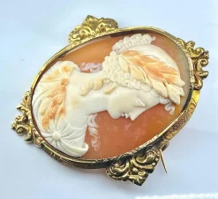 Broche or jaune camée coquille vers 1850