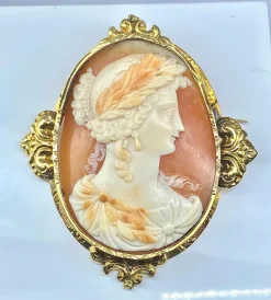 Broche or jaune camée coquille vers 1850