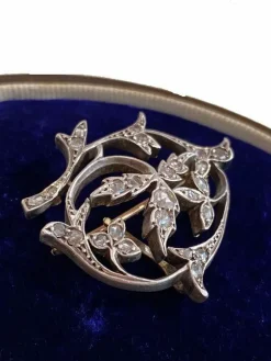 Broche or jaune diamants aux motifs végétaux fin XIXème siècle