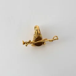 Broche or jaune et rubis à motif de lévrier