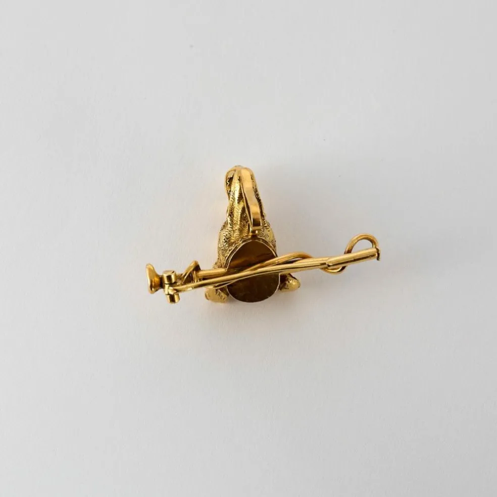 Broche or jaune et rubis à motif de lévrier