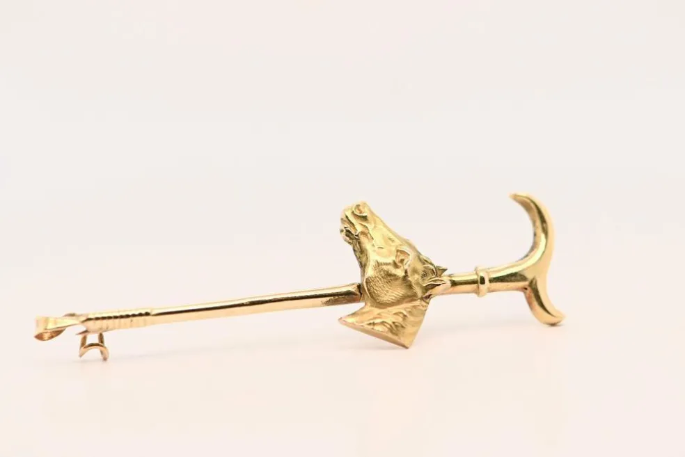 Broche or jaune tête de cheval et fouet