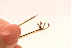 Broche or jaune tête de cheval et fouet
