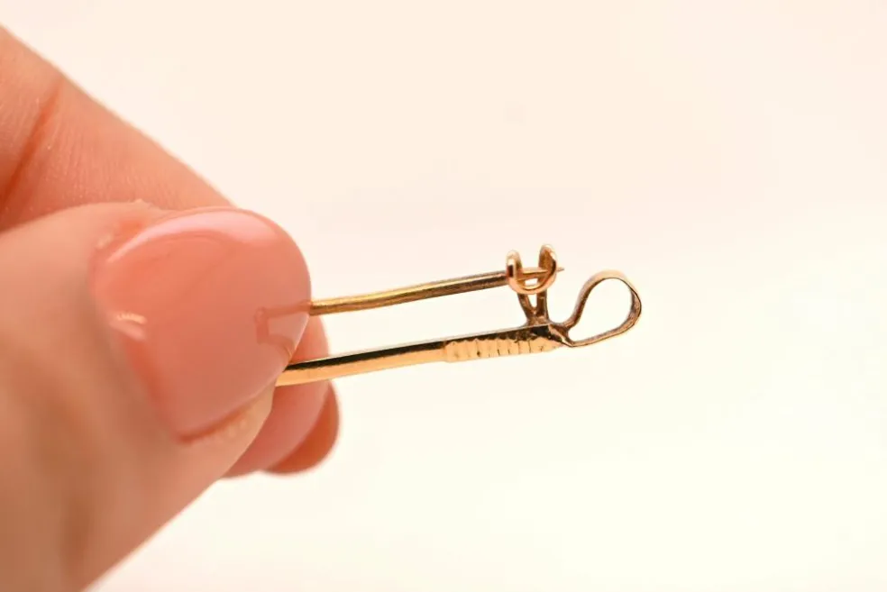 Broche or jaune tête de cheval et fouet