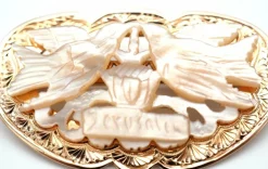 Broche or rose et nacre
