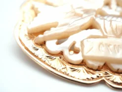 Broche or rose et nacre