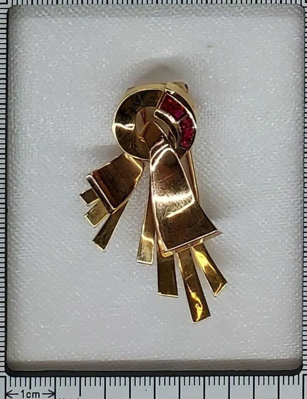 Broche or, rubis