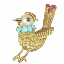 Broche ornée de bijoux
