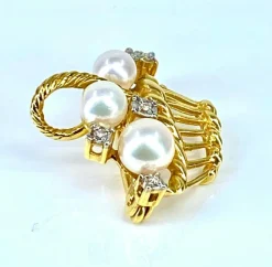 Broche panier en or jaune, 3 perles et 5 diamants