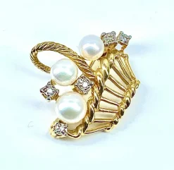 Broche panier en or jaune, 3 perles et 5 diamants