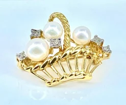 Broche panier en or jaune, 3 perles et 5 diamants