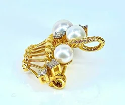 Broche panier en or jaune, 3 perles et 5 diamants