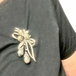 Broche pendentif en or blanc avec diamants et perles de culture