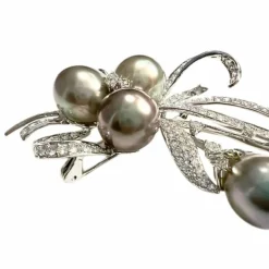 Broche pendentif en or blanc avec diamants et perles de culture