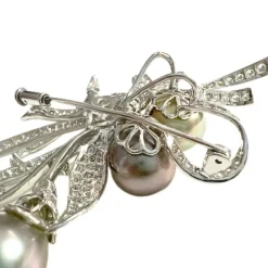 Broche pendentif en or blanc avec diamants et perles de culture