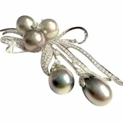 Broche pendentif en or blanc avec diamants et perles de culture