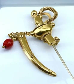 Broche épingle de cravate «  épée » en or 18 carats