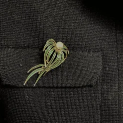 Broche « posidonie » or émaillé vert