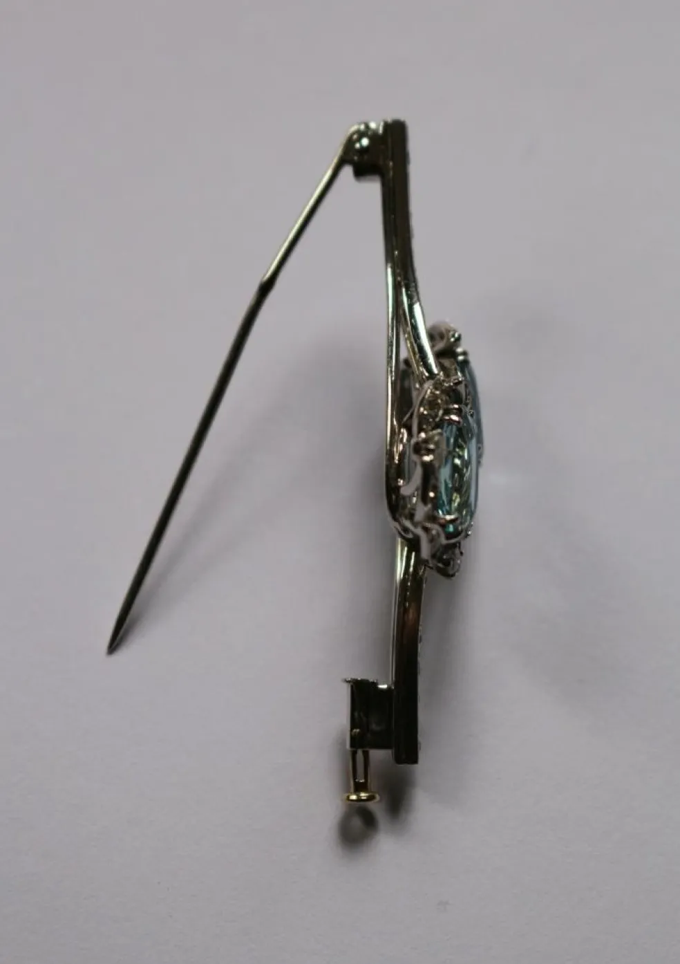 Broche rétro or gris, aigues-marines, diamants