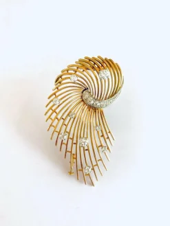 Broche Rétro Volute 1.30 Carats Diamants Or Jaune 18 Carats