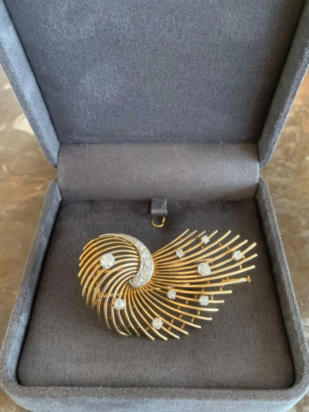 Broche Rétro Volute 1.30 Carats Diamants Or Jaune 18 Carats