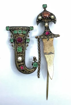Broche sabre en argent émeraudes perles