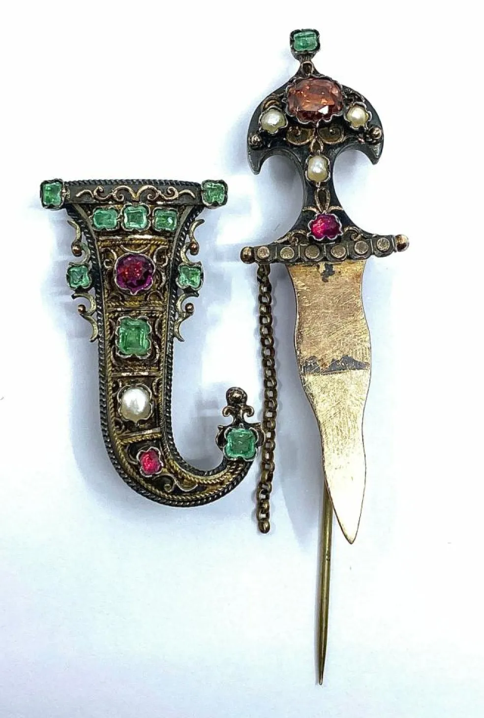 Broche sabre en argent émeraudes perles