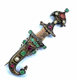 Broche sabre en argent émeraudes perles