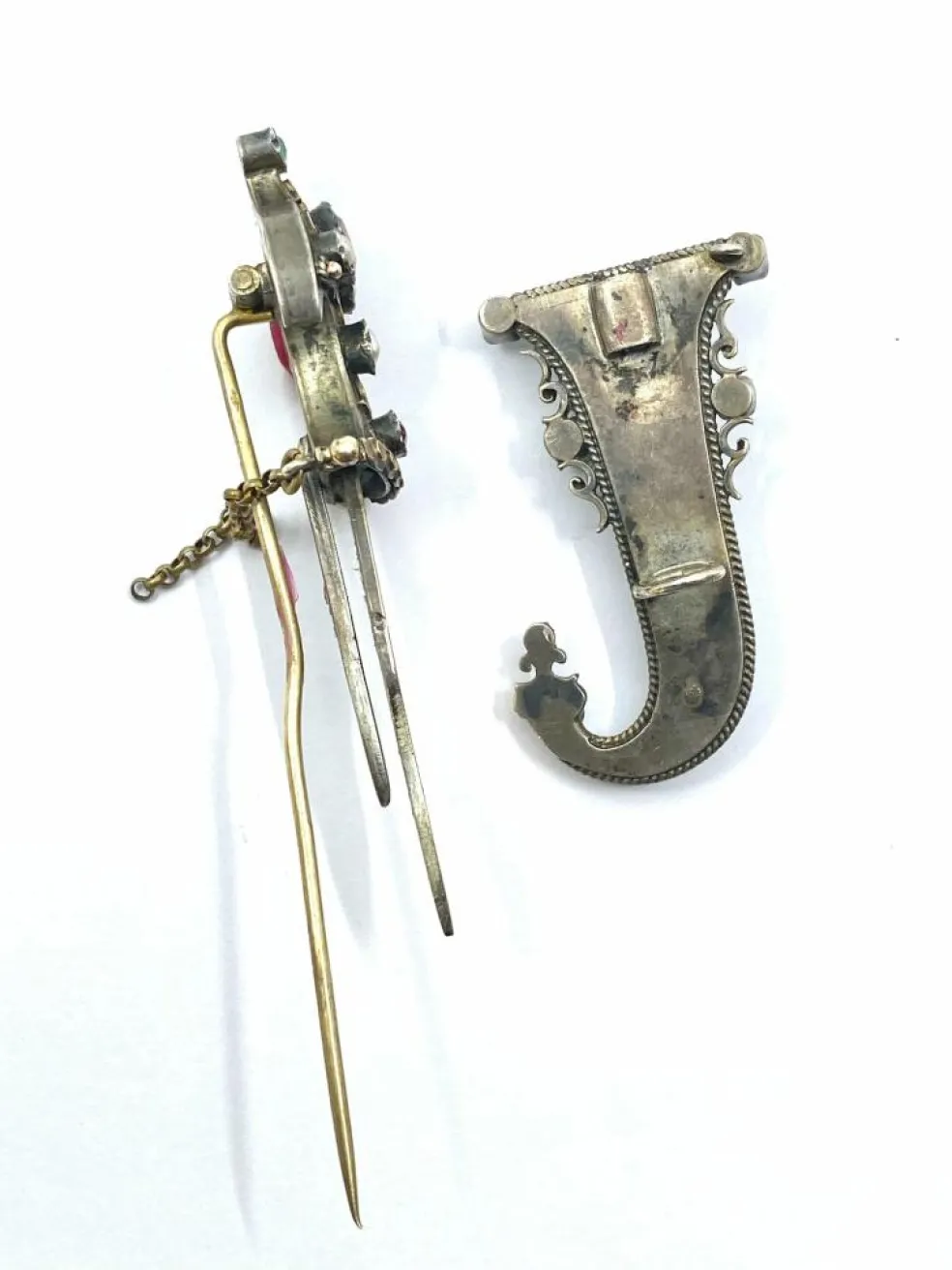 Broche sabre en argent émeraudes perles