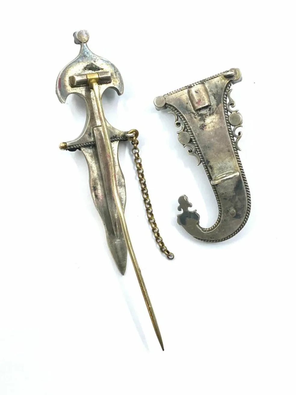 Broche sabre en argent émeraudes perles