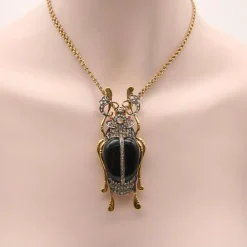Broche scarabée édouardienne en or et argent sterling avec diamants taille rose, onyx et rubis