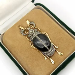 Broche scarabée édouardienne en or et argent sterling avec diamants taille rose, onyx et rubis