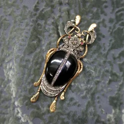 Broche scarabée édouardienne en or et argent sterling avec diamants taille rose, onyx et rubis