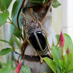 Broche scarabée édouardienne en or et argent sterling avec diamants taille rose, onyx et rubis