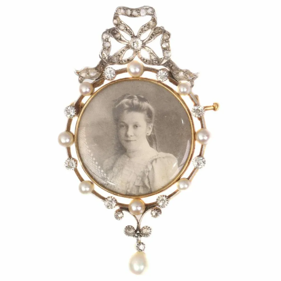 Broche sertie de diamants et de perles