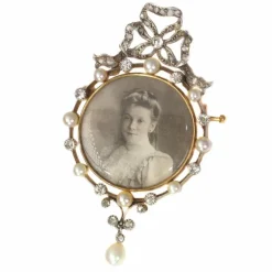 Broche sertie de diamants et de perles