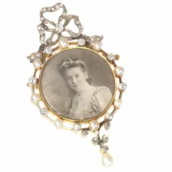 Broche sertie de diamants et de perles