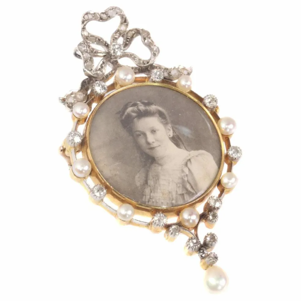 Broche sertie de diamants et de perles