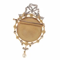 Broche sertie de diamants et de perles