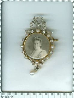 Broche sertie de diamants et de perles
