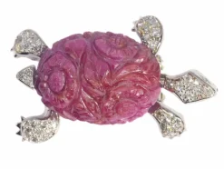 Broche tortue, diamants, rubis