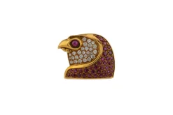 Broche tête d'aigle en or jaune, pavé de rubis et de diamants