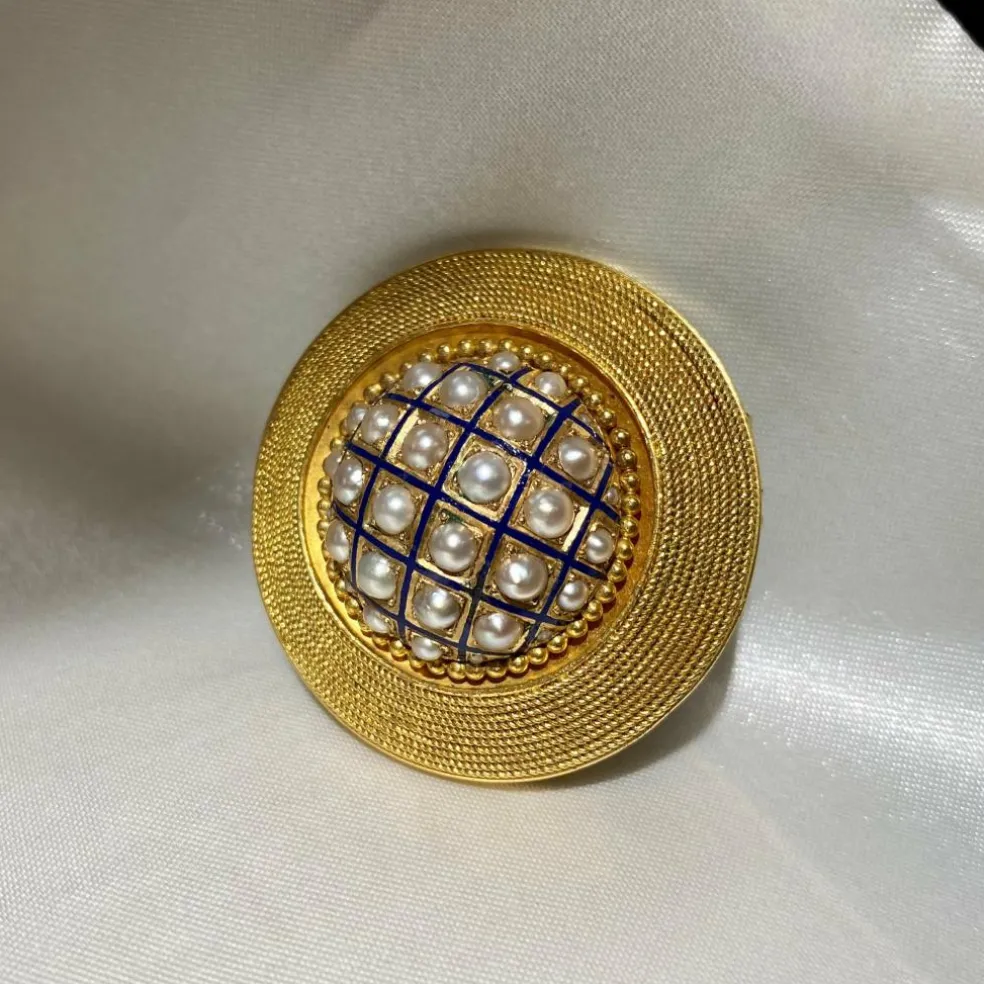 Broche victorienne antique en perles naturelles, émail bleu et or jaune
