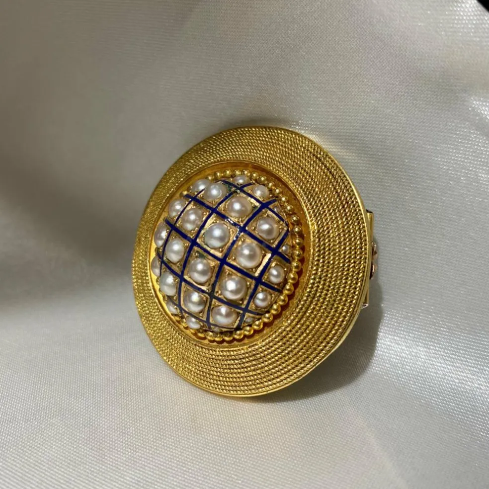 Broche victorienne antique en perles naturelles, émail bleu et or jaune